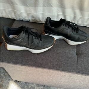 Women’s New Balance 327 8.5 black.  Grest condition.
